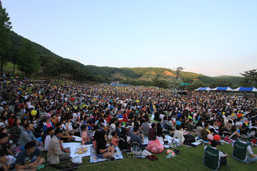 매년 5월 마지막 주 토요일에 경기도 파주시 서원밸리 골프장에서 열리는 그린콘서트는 어느새 한류 콘서트로 자리 잡았다. 지난해 10번홀 페어웨이에서 열린 그린콘서트. 사진제공｜서원밸리 컨트리클럽