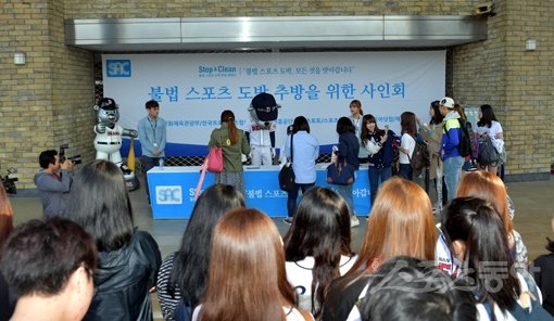 불법 스포츠도박은 우리 생활 속에서 조금만 손을 뻗으면 닿을 정도로 가까이 다가와 있다. 불법 스포츠도박 추방 캠페인 ‘SAC(Stop&Clean)’을 펼치고 있는 스포츠동아는 24일 잠실야구장에서 불법 스포츠도박 추방을 위한 사인회를 열었다. 사인회에는 두산 베어스 정수빈과 허경민이 참석했다. 잠실｜김민성 기자 marineboy@donga.com