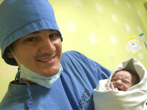 25일 둘째 딸 랠린을 안고 활짝 웃고 있는 KIA 외국인선수 브렛 필. 사진제공｜KIA 타이거즈