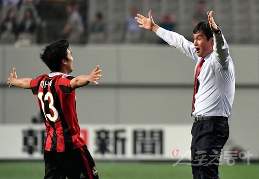 FC서울 고요한(왼쪽)이 25일 서울월드컵경기장에서 벌어진 우라와 레즈(일본)와의 2016 AFC 챔피언스리그 16강 2차전 홈경기 연장 후반 추가시간에 팀을 탈락 위기에서 구하는 극적인 골을 터트린 뒤 최용수 감독에게 달려가 안기려 하고 있다. 상암｜김민성 기자 marineboy@donga.com