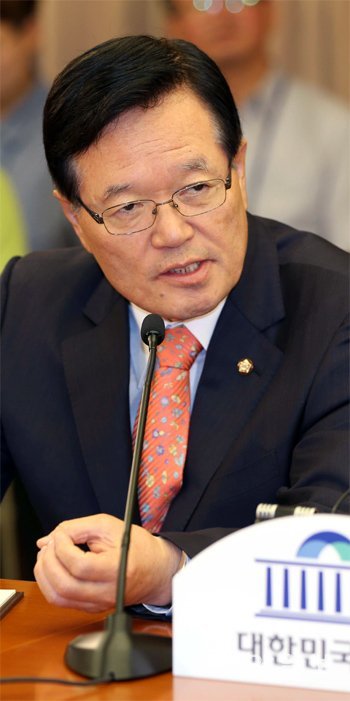 정의화 국회의장이 25일 국회에서 열린 퇴임 기자회견에서 취재진의 질문에 답하고 있다. 원대연 기자 yeon72@donga.com