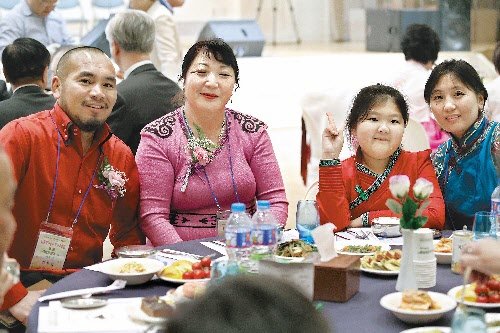 2일 새에덴교회에서 열린 다문화가족 부모초청 행사에 참석한 다문화 가족들. 한국에 시집온 신부들은 오랜만에 가족들과 만나자 펑펑 울기도 했다. 새에덴교회 제공