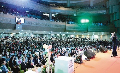 지난해 5월 열린 ‘효도와 행복음악회’에서 가수 노사연이 열창하고 있다. 당시 교인과 지역민들이 4500석의 예배당을 꽉 채웠다. 새에덴교회 제공