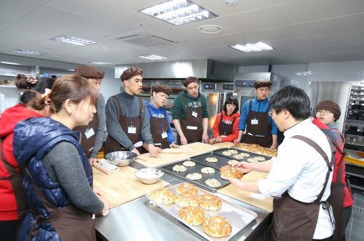 서울 은평구 ‘꿈친 장애인복지센터’에서 장애인들이 빵 만드는 법을 배우고 있다. 여의도순복음교회 제공