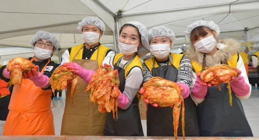 지난해 ‘백석대 김장나눔 대축제’에 참여한 백석대 학생들이 어려운 이웃에게 전할 김치를 담그고 있다. 백석대 제공