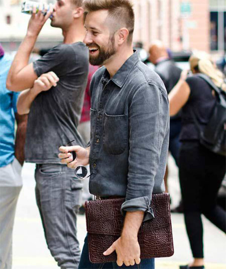 유럽에서는 클러치백을 든 남성을 쉽게 발견할 수 있다. 허환 디자이너는 “클러치백은 남성 패션의 감각적인 면과 기능적인 면을 동시에 만족시키는 아이템”이라고 말했다. 사진 출처 멘즈스타일패션