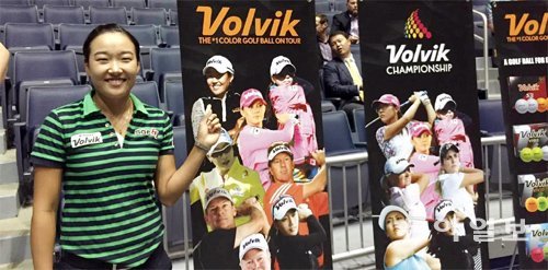 미국여자프로골프(LPGA)투어 볼빅 챔피언십에 참가한 이일희가 25일 프로암 파티가 열린 미국 미시간대 체육관에서 포즈를 취하고 있다. 앤아버=김종석 기자 kjs0123@donga.com