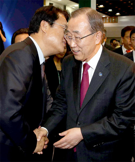 귀엣말 하는 정진석 반기문 유엔 사무총장(오른쪽)이 25일 제주국제컨벤션센터에서 열린 제주포럼 만찬 직후 퇴장하던 중 새누리당 정진석 원내대표와 악수하며 귀엣말을 나누고 있다. 중앙일보 제공