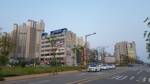 영종도 중심 상업시설. 힐스테이트, 한라비발디가 가격 리딩 단지다.