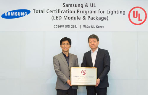 26일 UL코리아 황순하 사장이 삼성전자 임성관 상무에게 TCP(Total Certification Program) 자격 시험소 현판을 전달했다. 사진=삼성전자 제공