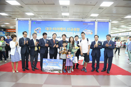 권영진 대구시장(왼쪽에서 여섯 번째) 등이 5일 대구국제공항에 입국한 대만인 가족 관광객에게 꽃다발을 전달하고 박수로 환영하고 있다. 대구시 제공