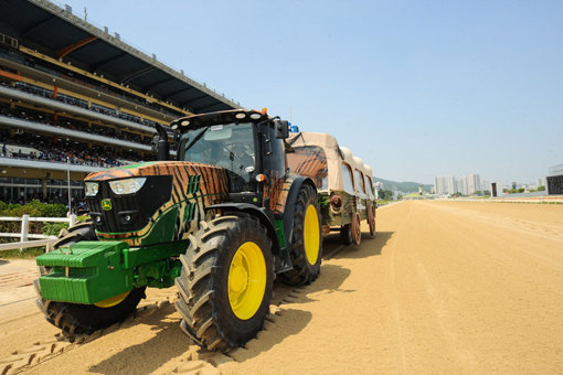 렛츠런파크 서울에서 경주로를 투어하는 ‘렛츠런 웨건 투어’를 6월부터 본격 시행한다. 사진은 서부마차를 본 딴 웨건투어 마차. 사진제공｜한국마사회