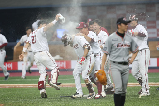25일에도 고척 스카이돔에서 마지막 환호는 넥센의 몫이었다. 끝내기 폭투로 경기를 패하고 그라운드를 떠나는 한화 정우람(맨 앞)의 모습이 애처롭다. 사진제공｜넥센 히어로즈