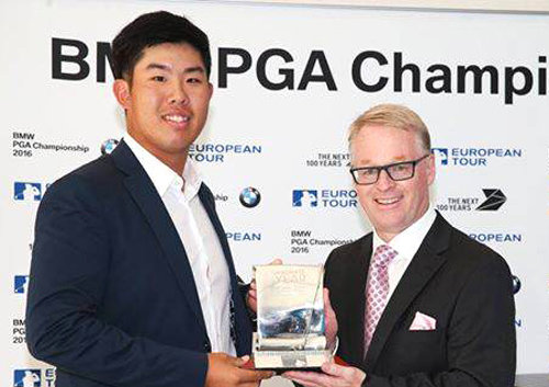 안병훈(왼쪽)이 26일 영국 런던 웬트워스클럽에서 지난 시즌 신인상 트로피를 받고 있다. 사진 출처 안병훈 페이스북