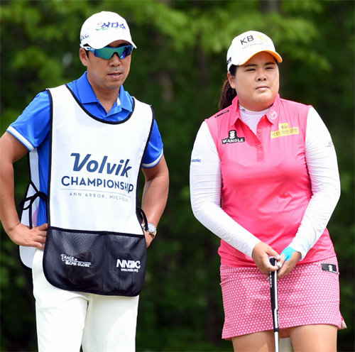 부상으로 최악의 경기를 치른 박인비(오른쪽)와 캐디로 나선 남편 남기협 씨. 볼빅 제공