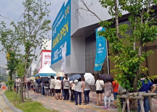 지난 27일 경기도 평택시 비전동에서 오픈한 GS건설 자이더익스프레스 3차 견본주택에 방문한 내방객들이 길게 줄을 서 입장하고 있다
