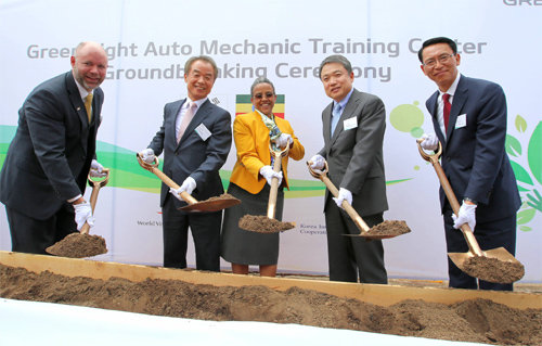 27일(현지 시간) 에티오피아 수도 아디스아바바에서 기아자동차 정비훈련센터 기공식이 열렸다. 왼쪽부터 에드워드 브라운 에티오피아 
월드비전 회장, 김인식 한국국제협력단(KOICA) 이사장, 로만 테스파예 에티오피아 총리 부인, 정진행 현대자동차그룹 사장, 
이순남 기아차 아중동지역본부장. 현대자동차그룹 제공