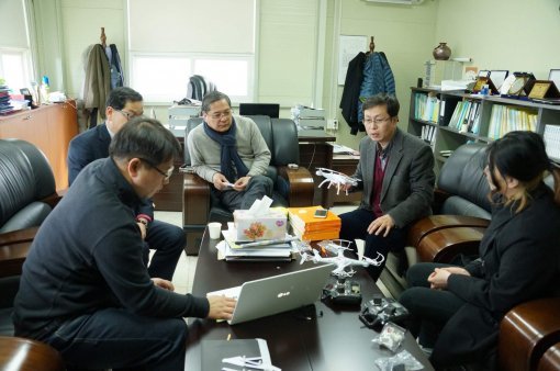 교수, 학생, 산업체 인사가 한 조가 돼 학생의 산업현장 실험 실습을 돕는 HOE 프로그램. 오른쪽 두번째가 최연성 학부장.