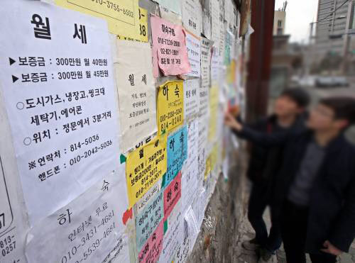 서울 흑석동 중앙대학교 앞에서 대학생들이 월세방을 찾아보고 있다 (자료:동아일보DB)