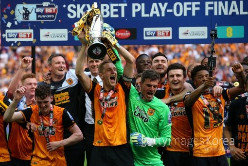 헐시티 선수단이 29일(한국시간) 런던 웸블리 스타디움에서 벌어진 2015∼2016시즌 잉글랜드 챔피언십(2부리그) 플레이오프(PO) 결승에서 셰필드 웬즈데이를 1-0으로 제압하고 다음 시즌 프리미어리그 승격을 확정한 뒤 기뻐하고 있다. 사진=ⓒGettyimages이매진스