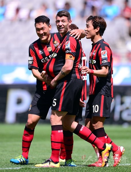 실수를 만회해서일까. 서울 오스마르(가운데)가 29일 서울월드컵경기장에서 벌어진 전남과의 홈경기 전반 41분 1-1 동점골을 터트린 뒤 환하게 웃고 있다. 오스마르는 이에 앞서 자책골을 기록했다. 상암｜김종원 기자 won@donga.com