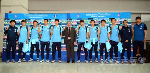 29일 유럽 원정길에 오른 축구국가대표팀이 인천국제공항 출국장 앞에서 선전을 다짐하고 있다. 울리 슈틸리케 감독(왼쪽 5번째)이 이끄는 대표팀은 다음달 1일(한국시간) 스페인, 5일 체코와 잇달아 A매치를 치른다. 인천국제공항｜김민성 기자 marineboy@donga.com