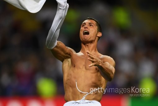 레알 마드리드의 크리스티아누 호날두가 29일(한국시간) 이탈리아 밀라노 산시로 스타디움에서 벌어진 아틀레티코 마드리드와의 2015~2016시즌 유럽축구연맹(UEFA) 챔피언스리그 결승 승부차기에서 5번째 키커로 나서서 승리를 확정한 뒤 유니폼 상의를 벗은 채 포효하고 있다. 사진=ⓒGettyimages이매진스