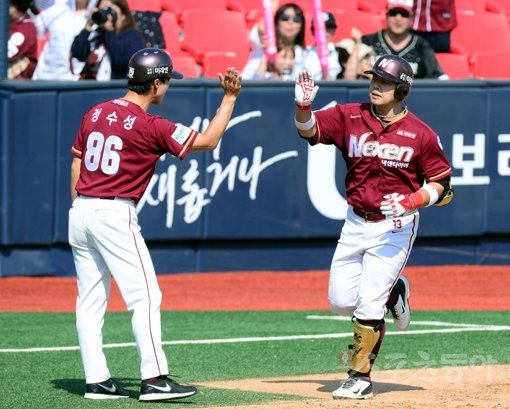 넥센 윤석민(오른쪽)이 29일 수원kt위즈파크에서 열린 원정경기에서 0-0으로 맞선 6회 kt 선발 정대현을 상대로 좌월 3점홈런을 쏘아올리고 환호했다. 4월 손목 부상 이후 복귀 사흘 만에 터진 귀중한 한 방이었다. 수원｜김민성 기자 marineboy@donga.com