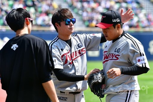 “괜찮아, 수고했어.” LG의 신예투수 이영재(맨 오른쪽)가 29일 잠실구장에서 두산을 상대로 데뷔 첫 등판(선발)에 나섰지만 아웃카운트 하나도 잡지 못한 채 마운드를 내려왔다. 잠실｜김진환 기자 kwangshin00@donga.com