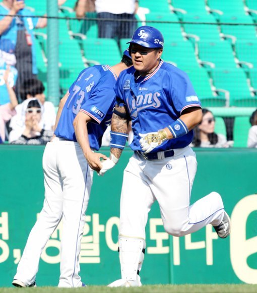 삼성 최형우(오른쪽). 사진제공｜스포츠코리아