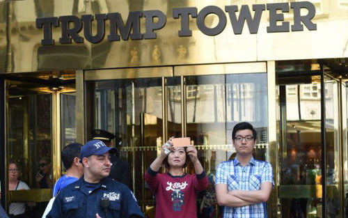 미국 뉴욕 트럼프타워를 찾은 관광객과 경계근무 중인 경찰. 사진 출처 텔레그래프