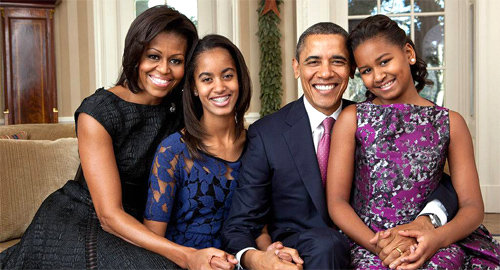 백악관 사진사 피트 수자가 2011년에 찍은 버락 오바마 대통령 가족사진. 대통령 집무실인 오벌오피스에서 미셸 오바마, 큰딸 말리아, 오바마 대통령, 막내 사샤(왼쪽부터)가 활짝 웃고 있다.사진 출처 백악관 홈페이지