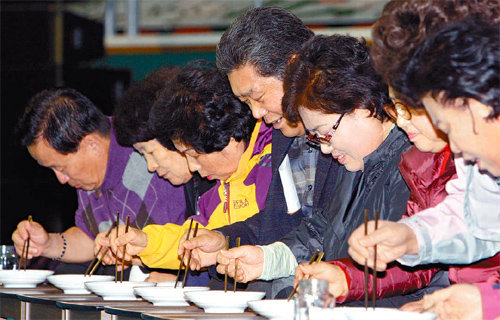 충북 청주시와 청주시문화산업진흥재단은 6월 2, 3일 청주문화산업단지에서 한중일 3국의 젓가락문화 전문가들이 참석하는 포럼과 협의회를 개최한다. 사진은 지난해 개최한 젓가락 페스티벌. 청주시 제공