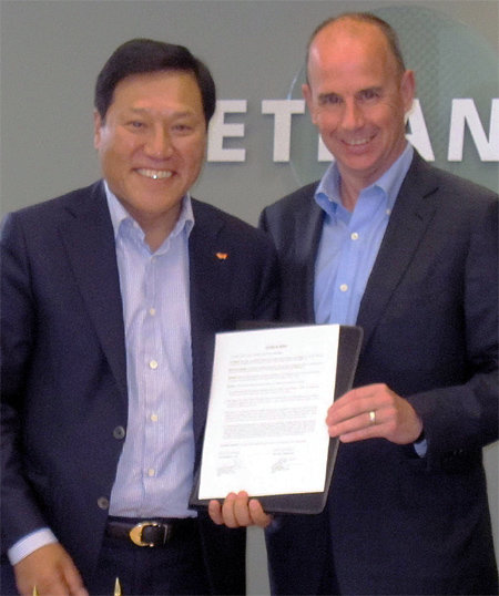 문종훈 SK네트웍스 사장(왼쪽)이 25일(현지 시간) 존 플로렌 메타넥스 대표와 사업협력 방안을 논의한 뒤 기념촬영을 하고 있다. SK네트웍스 제공