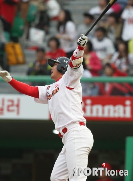 SK 최정이 살아났다. 최정은 그동안 팀 타선의 열쇠를 쥔 인물로 꼽혔지만 지난해부터 이렇다할 모습을 보이지 못했다. 그러나 최근 5경기에서 4홈런을 때려내며 부활을 알렸다. 사진 | 스포츠코리아