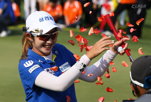 네 번의 준우승 끝에 29일 KLPGA 투어 E1 채리티오픈에서 데뷔 첫 승을 따낸 배선우의 우승 뒤엔 실패를 성장의 교훈으로 삼는 긍정마인드가 있었다. 우승 직후 동료들이 뿌리는 꽃잎을 맞으며 기뻐하는 배선우. 사진제공｜KLPGA