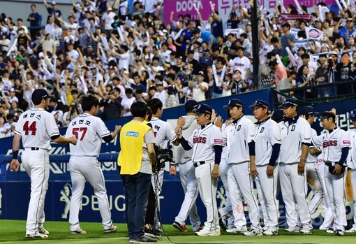 두산이 KBO리그 사상 최초로 ‘시즌 100승’을 돌파할 수 있을까? 안정된 투타밸런스를 자랑하는 두산은 30일까지 48경기에서 무려 34승(13패1무)을 올리면서 ‘‘꿈의 고지’인 100승에 당당히 도전장을 내밀었다. 스포츠동아DB