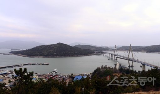 전남 고흥군 소록도 전경. 오른쪽 소록대교가 소록도와 섬 바깥을 이어주고 있다. 왼쪽의 녹동항과는 손닿을 듯 가깝기만 하다. 섬과 그 안의 사람들 그리고 이를 바라보는 바깥의 시선은 여전히 그렇게 가까운 듯 멀기만 하다. 소록도(고흥)｜김종원 기자 won@donga.com