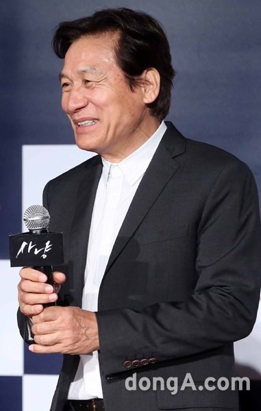 배우 안성기가 30일 오전 서울 광진구 한 멀티플렉스관에서 열린 영화 ‘사냥’ 제작보고회에 참석하고 있다. 동아닷컴 국경원 기자 onecut@donga.com