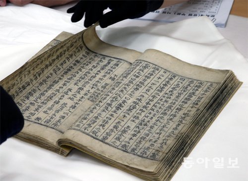 23일 서울시 문화재위원회 위원들이 연세대 박물관에 보관 중인 삼국유사를 살펴보고 있다. 서울시는 보물 제1866호인 삼국유사를 
국보로 승격하기 위해 7월 문화재위원회 심의를 진행할 계획이다. 양회성 기자 yohan@donga.com