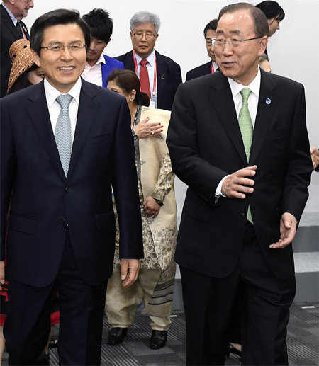 黃총리와 함께 반기문 유엔 사무총장과 황교안 국무총리(왼쪽)가 30일 경북 경주화백컨벤션센터에서 열린 제66차 유엔 NGO 콘퍼런스 행사장에 들어서며 밝은 표정으로 대화를 나누고 있다. 경북도청 제공