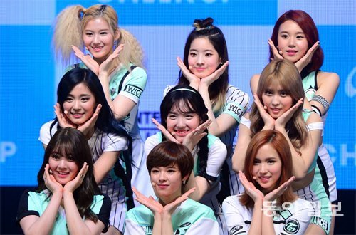 KBS ‘뮤직뱅크’의 오류 인정으로 걸그룹 트와이스는 ‘5월 마지막 주 차트’ 2위에서 1위로 순위가 올라섰다. 동아일보DB