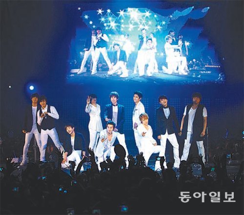 2011년 프랑스 파리에서 열린 SM엔터테인먼트 소속 가수들의 공연. 동아일보DB