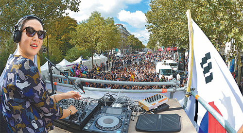 지난해 파리 바스티유 광장 등 열린 ‘서울밤! 테크노퍼레이드’. 한국인 DJ 3명이 이끈 퍼레이드는 40여만 명이 참여하며 큰 인기를 끌었다. 해외문화홍보원 제공