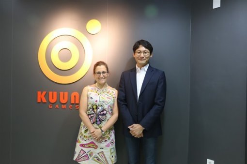 크리스티아 프리랜드 캐나다 대외통상부 장관(좌)과 쿵게임즈 전민상 대표이사(우)가 기념사진 촬영을 진행하고 있다.