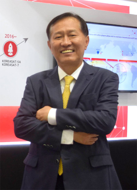 신규식 KT샛 대표이사가 31일 싱가포르 마리나 베이 샌즈 컨벤션센터에서 열린 ‘커뮤닉아시아 2016’에 마련된 기업 부스에서 해외진출 전략을 밝힌 뒤 사진촬영에 응하고 있다. KT샛 제공