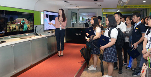 지난달 24일 ETRI 측에서 ‘사랑의 장학생’ 장학금을 전달받은 지역 중고교생들이 연구원 내 정보통신전시관을 견학하고 있다. ETRI 제공