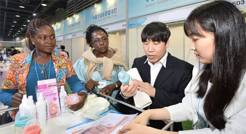 ‘수출 첫걸음대전’서 상담 수출 경험이 부족한 중소·중견 내수기업을 지원하기 위해 만든 ‘2016 수출
 첫걸음 종합대전’이 산업통상자원부와 KOTRA 주최로 31일 서울 서초구 aT센터에서 열렸다. 전시회에 참석한 해외 
바이어들(왼쪽과 왼쪽에서 두 번째)이 국내 우수 중소기업의 제품 설명을 듣고 있다. KOTRA 제공