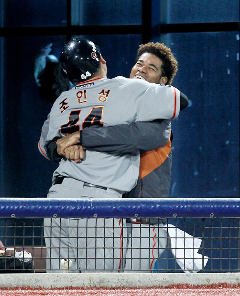 한화 조인성-로저스(오른쪽). 사진제공｜스포츠코리아