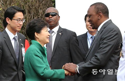 韓-케냐 대통령 代이은 인연 눈길